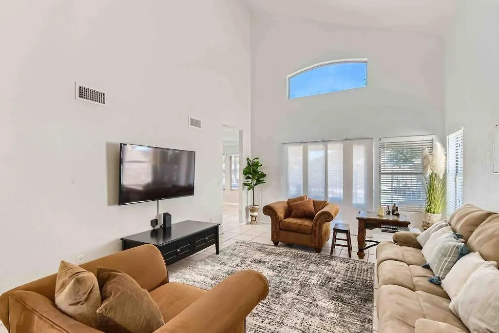 Modern Spacious 3 Bedroom Home Pool And Game Phoenix