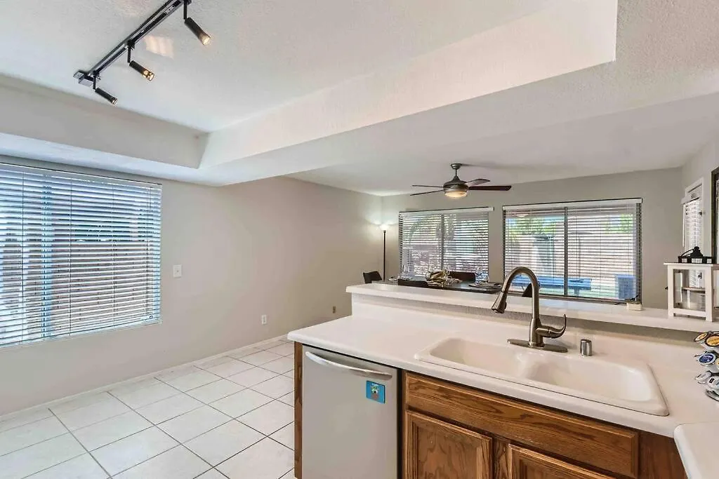 Modern Spacious 3 Bedroom Home Pool And Game Phoenix